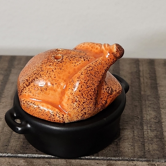 New Cracker Barrel Thanksgiving Cooked TURKEY in Pot Pan Salt Pepper Shaker - Picture 1 of 4
